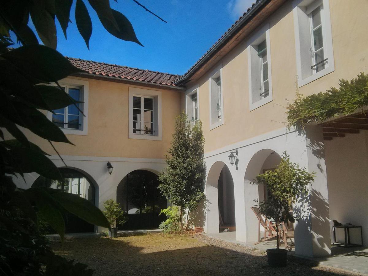 De L'Autre Cote Bed & Breakfast Garlin ภายนอก รูปภาพ