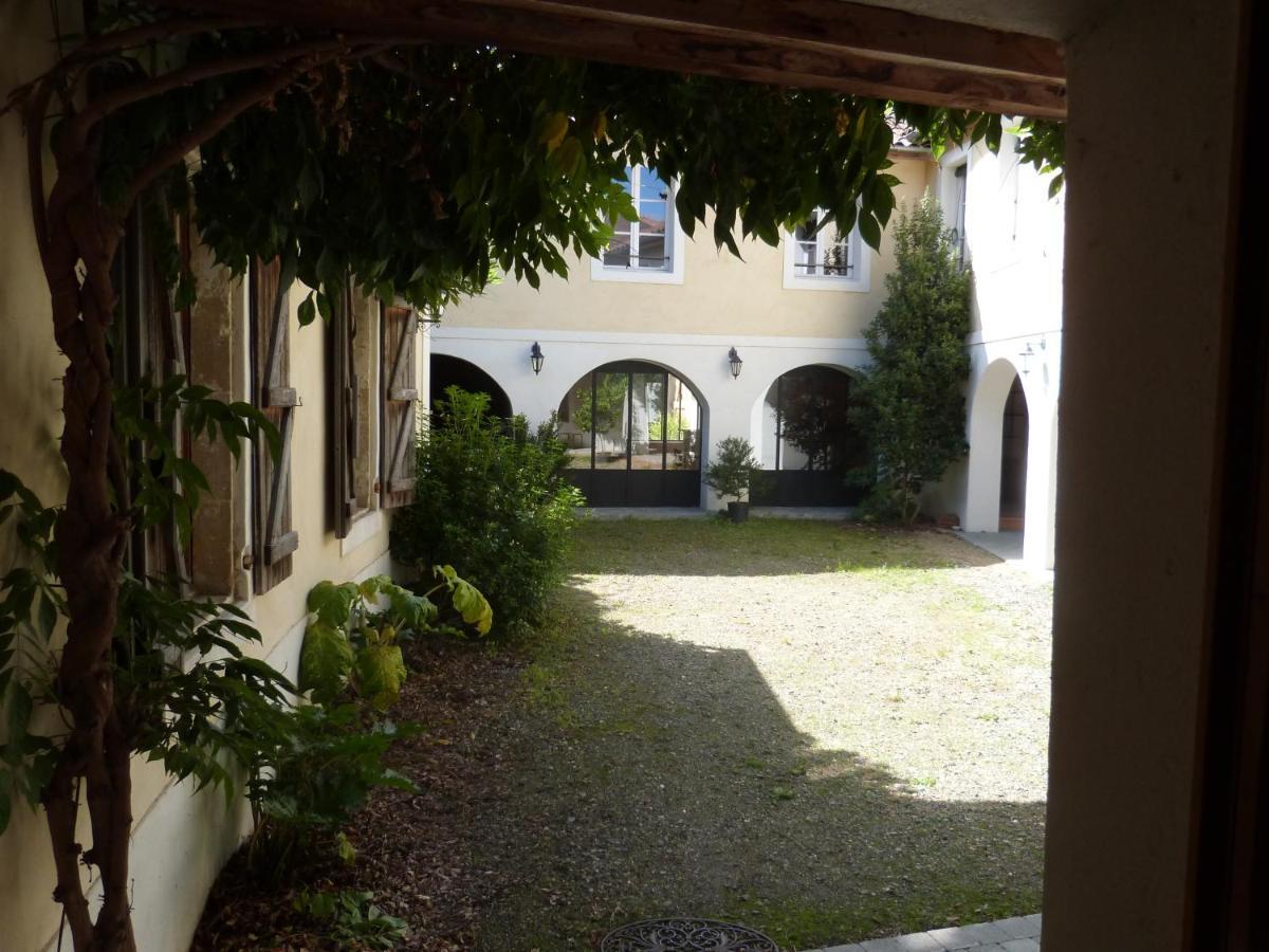 De L'Autre Cote Bed & Breakfast Garlin ภายนอก รูปภาพ