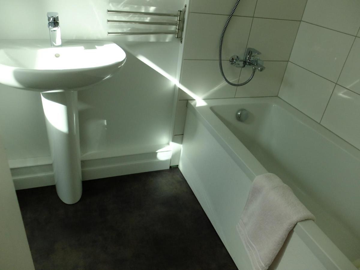 De L'Autre Cote Bed & Breakfast Garlin ภายนอก รูปภาพ