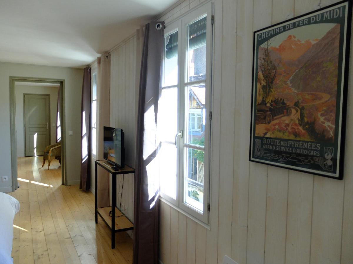 De L'Autre Cote Bed & Breakfast Garlin ภายนอก รูปภาพ